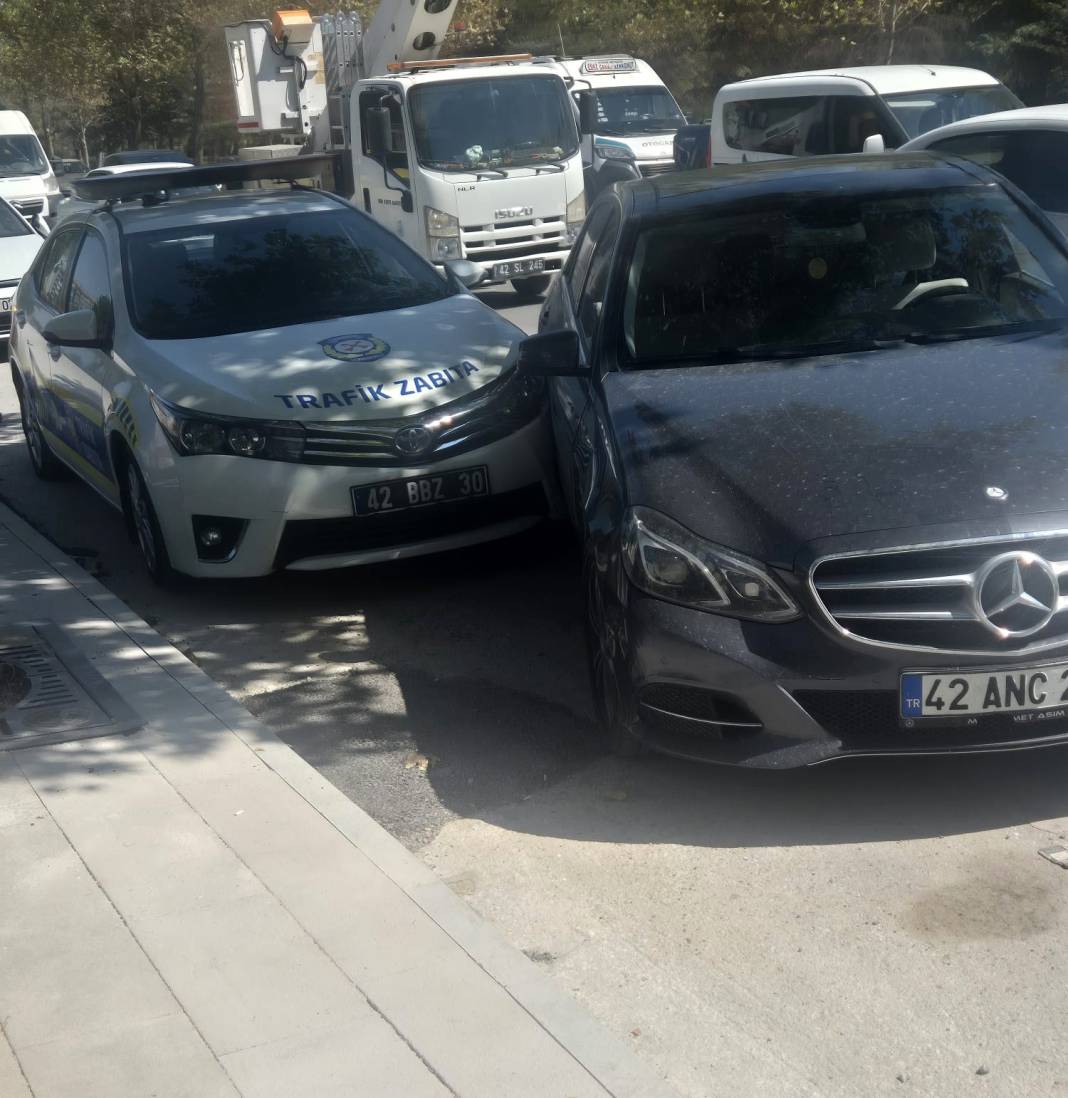 Konya'da 2 araç çarpıştı: Ticari taksi devrildi! 4